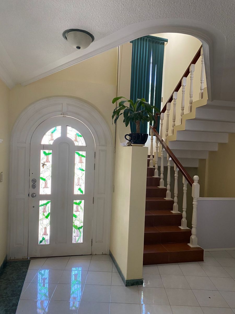 3 de 19: Entrada principal y escaleras planta alta 