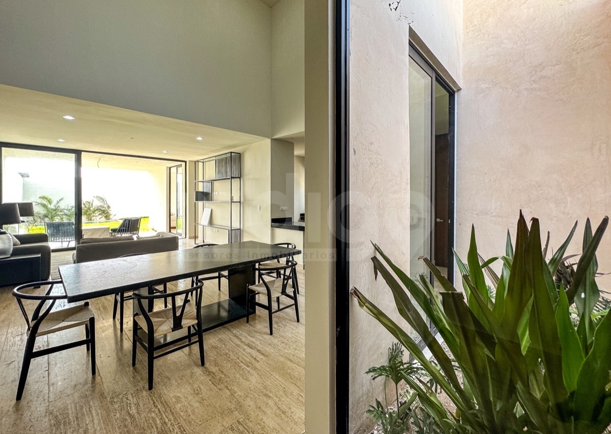 4 de 41: Vestíbulo de Acceso con Jardín Interior