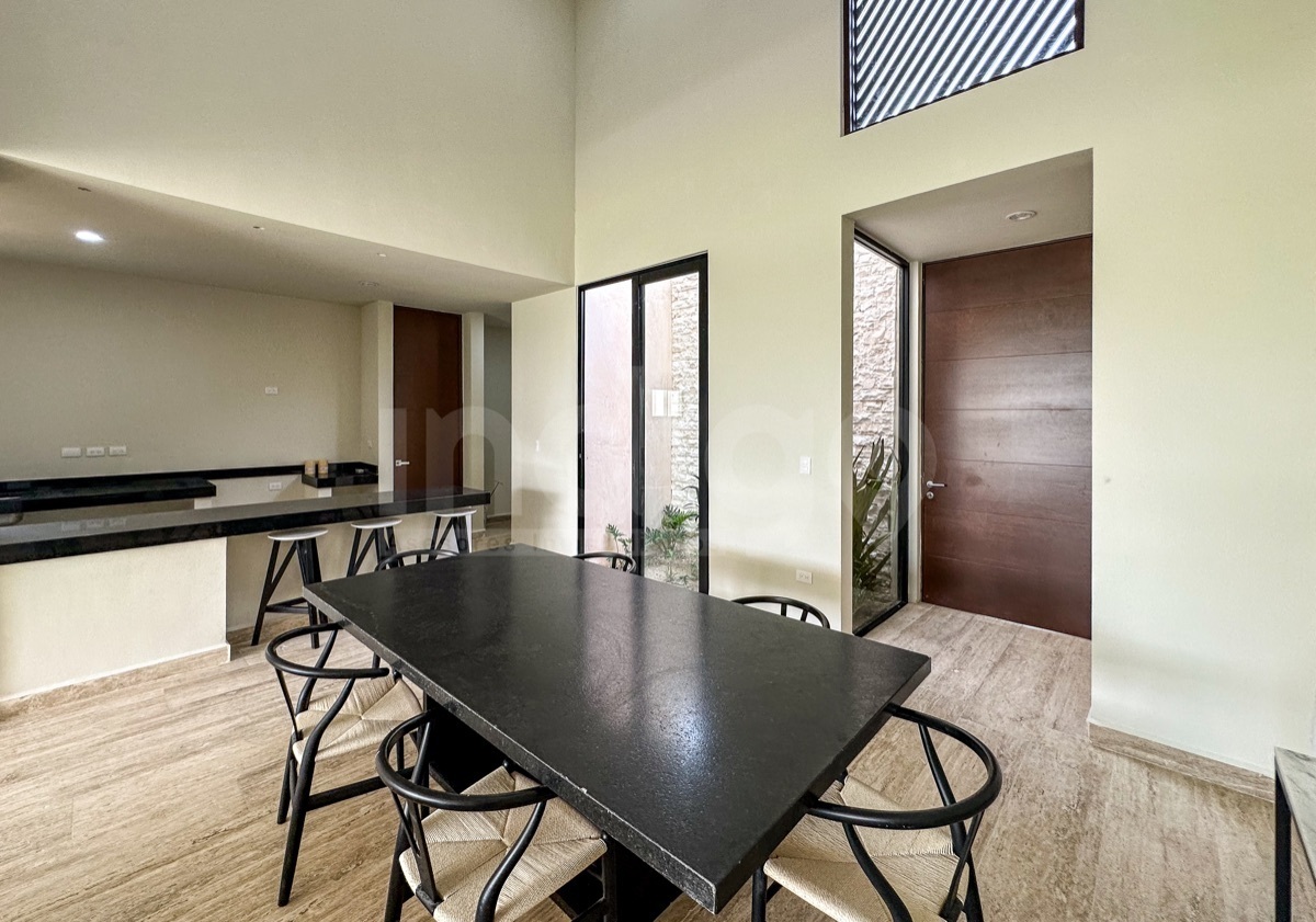 6 de 41: Comedor con Techos a Doble Altura