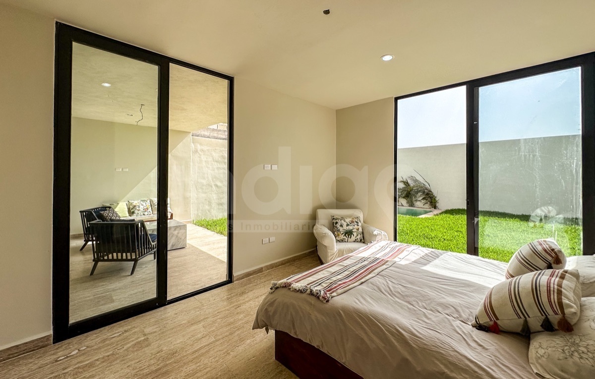 18 de 41: Recámara Secundaria con Salida al Jardín y a la Terraza