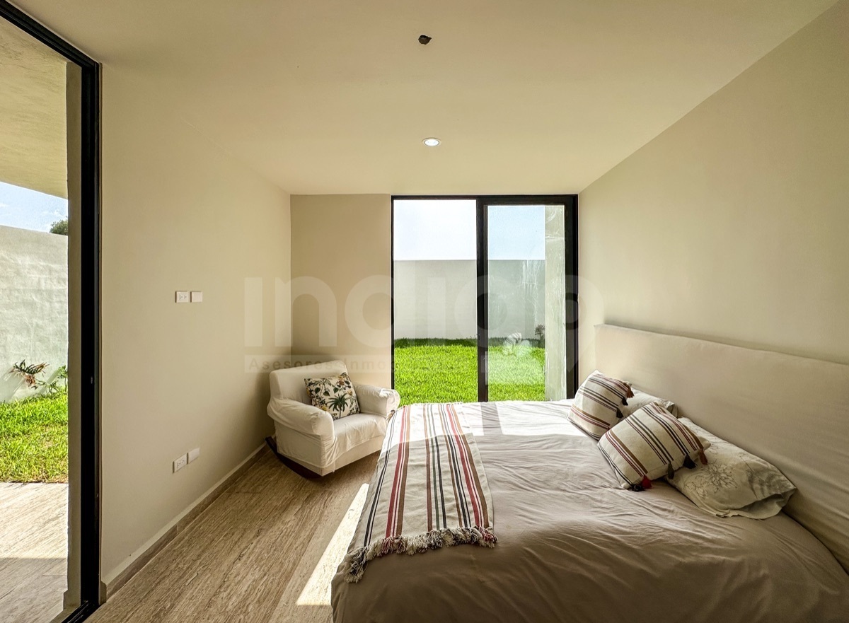 17 de 41: Recámara Secundaria con Salida al Jardín