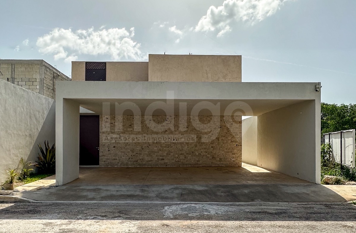 3 de 41: Fachada Frontal con Garage para 3 Autos