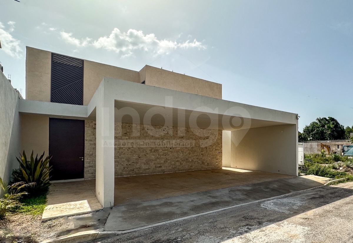 2 de 41: Fachada Frontal con Garage para 3 Autos