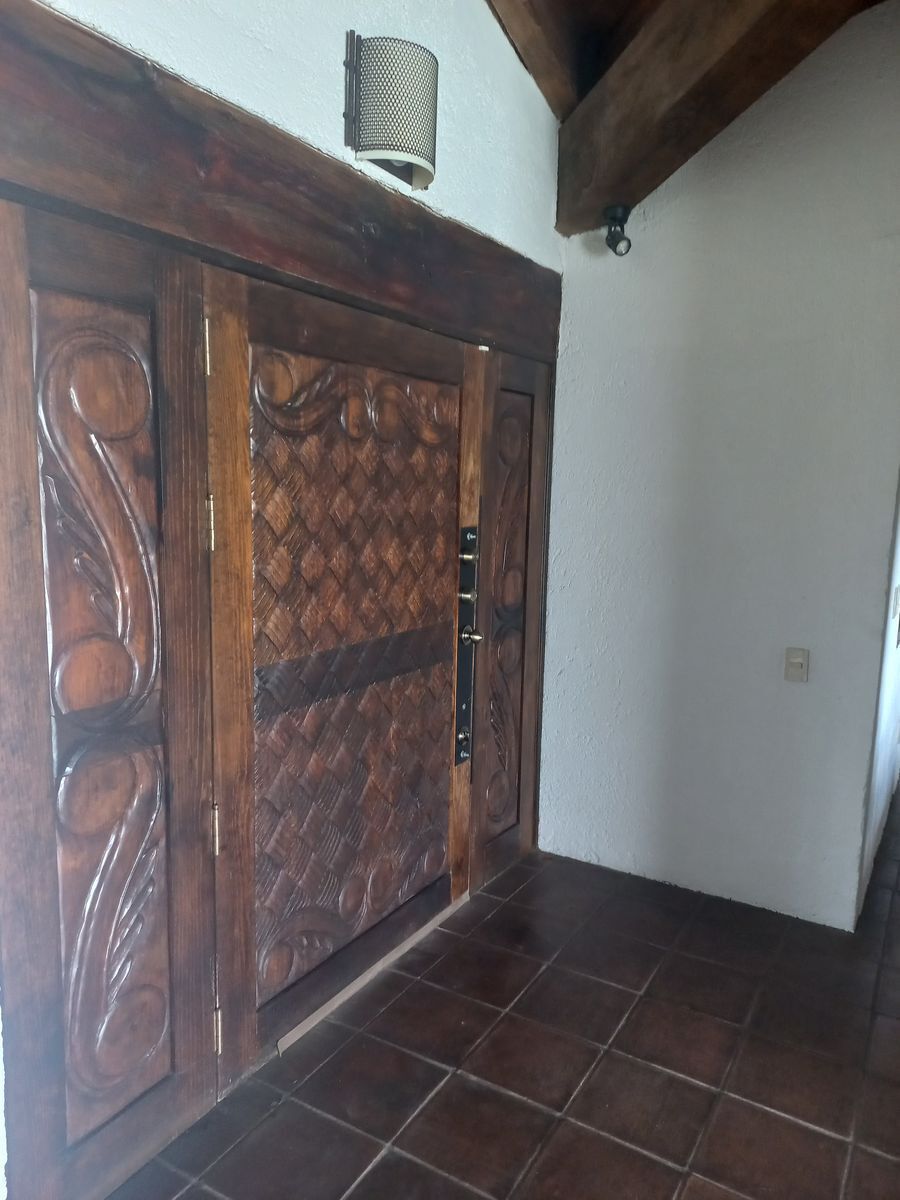 23 de 39: Sólida puerta principal de madera