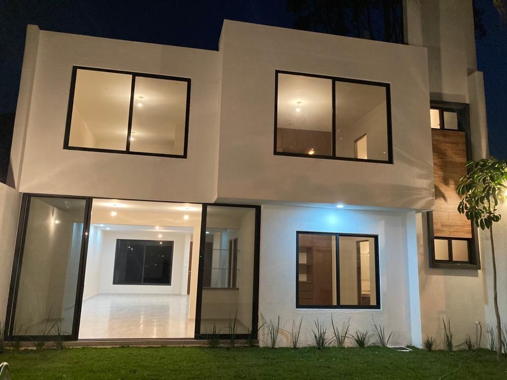 Estrena moderna casa en venta en lomas de la selva, con alberca en  Cuernavaca