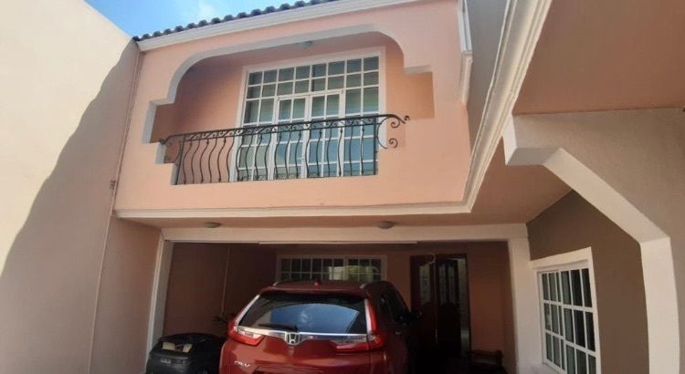 VENTA DE CASA EN LOMAS DE SAN LORENZO