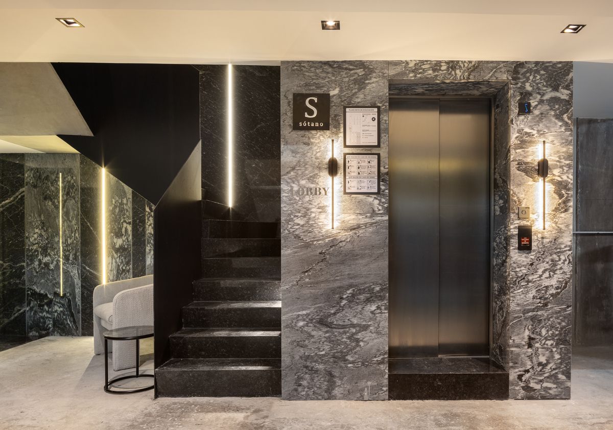 4 de 6: Elevador y Escaleras