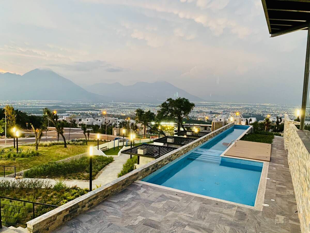 3 of 10: Alberca con carril de nado