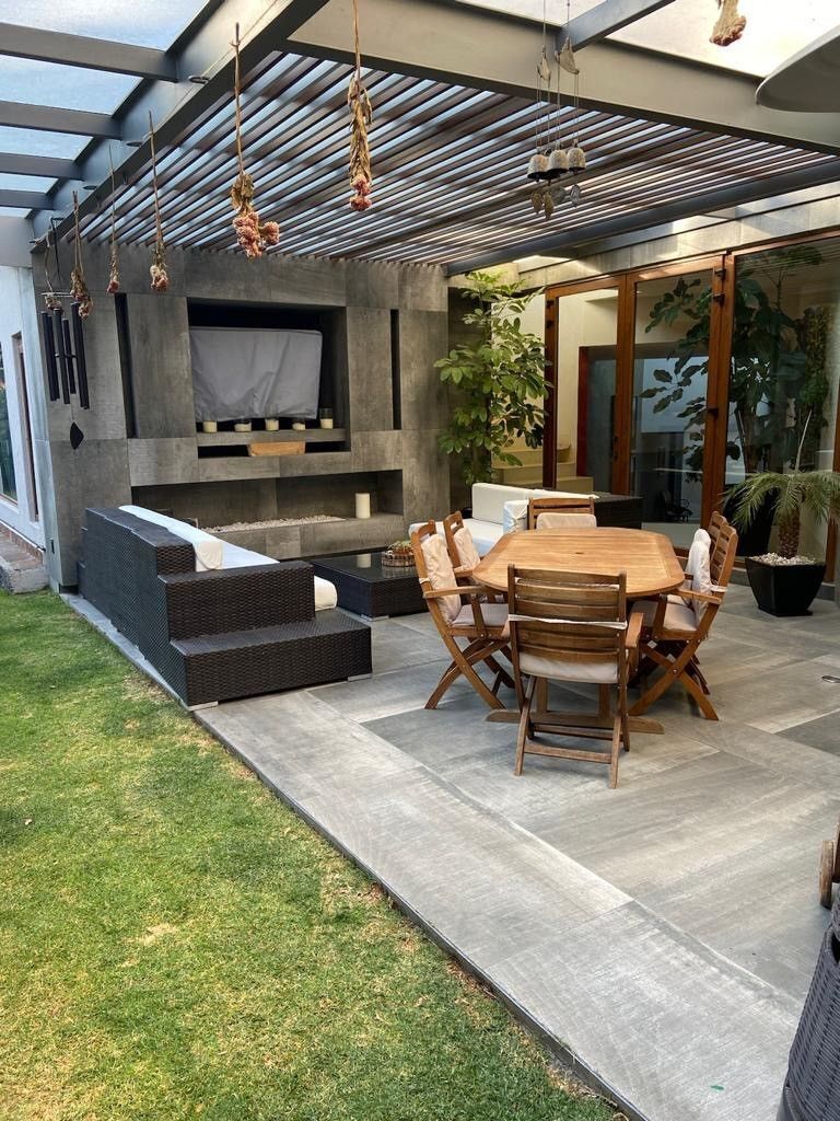 14 de 27: Terraza con chimenea