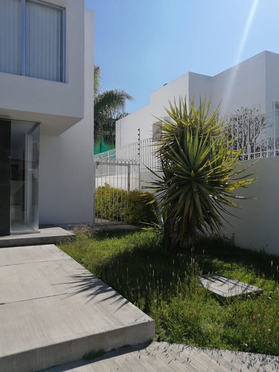 Hermosa Residencia en Juriquilla La Solana, Jardín, Cto Serv, 3 Recs,  Estudio..