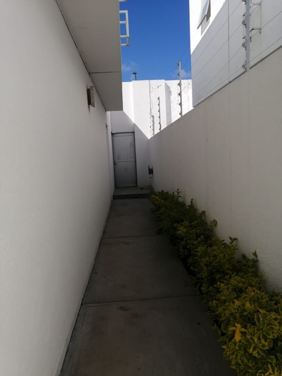 Hermosa Residencia en Juriquilla La Solana, Jardín, Cto Serv, 3 Recs,  Estudio..