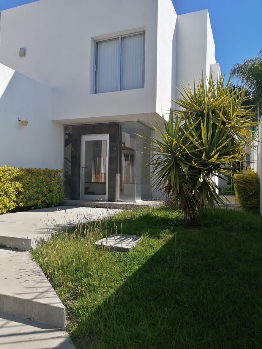 Hermosa Residencia en Juriquilla La Solana, Jardín, Cto Serv, 3 Recs,  Estudio..