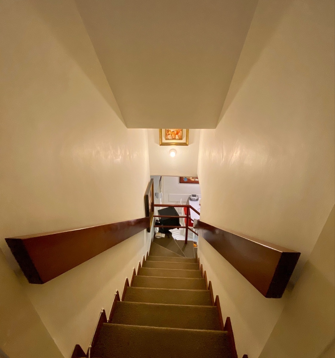 30 de 46: Escaleras acceso directo de zona familiar a cocina