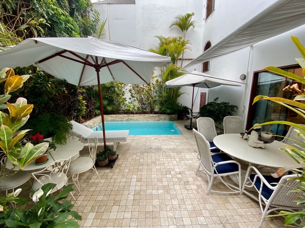 2 de 46: Amplia terraza con Piscina