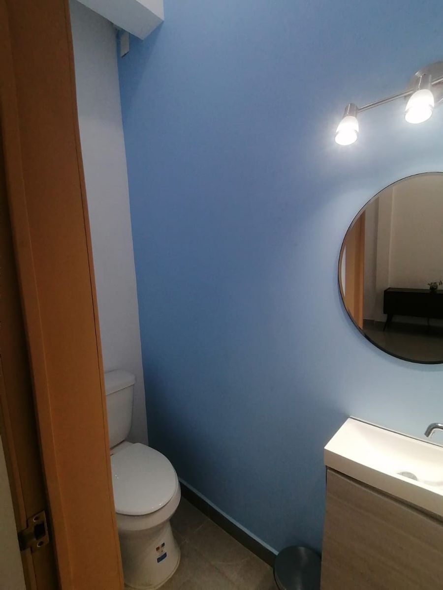 2 de 18: Medio Baño de Oficina