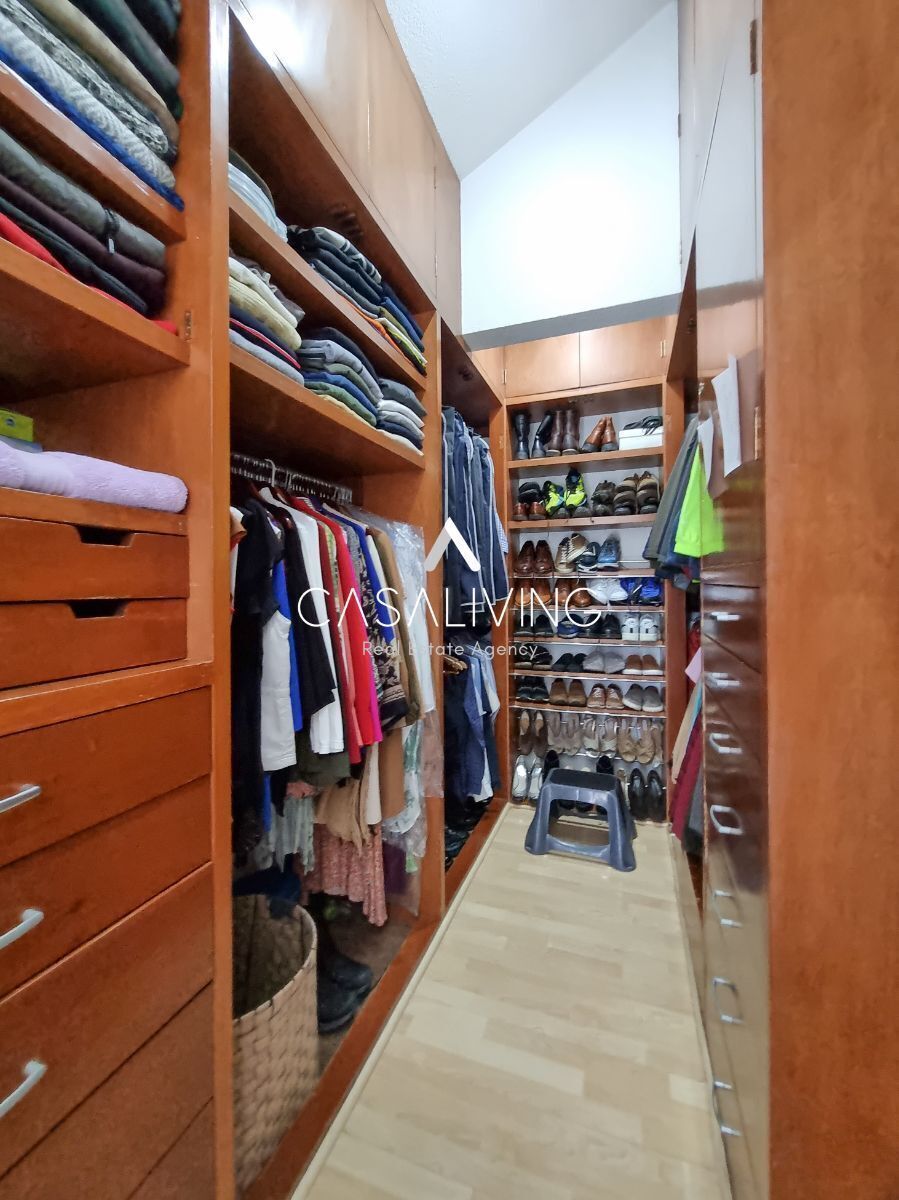 8 de 14: Vestidor de recámara principal