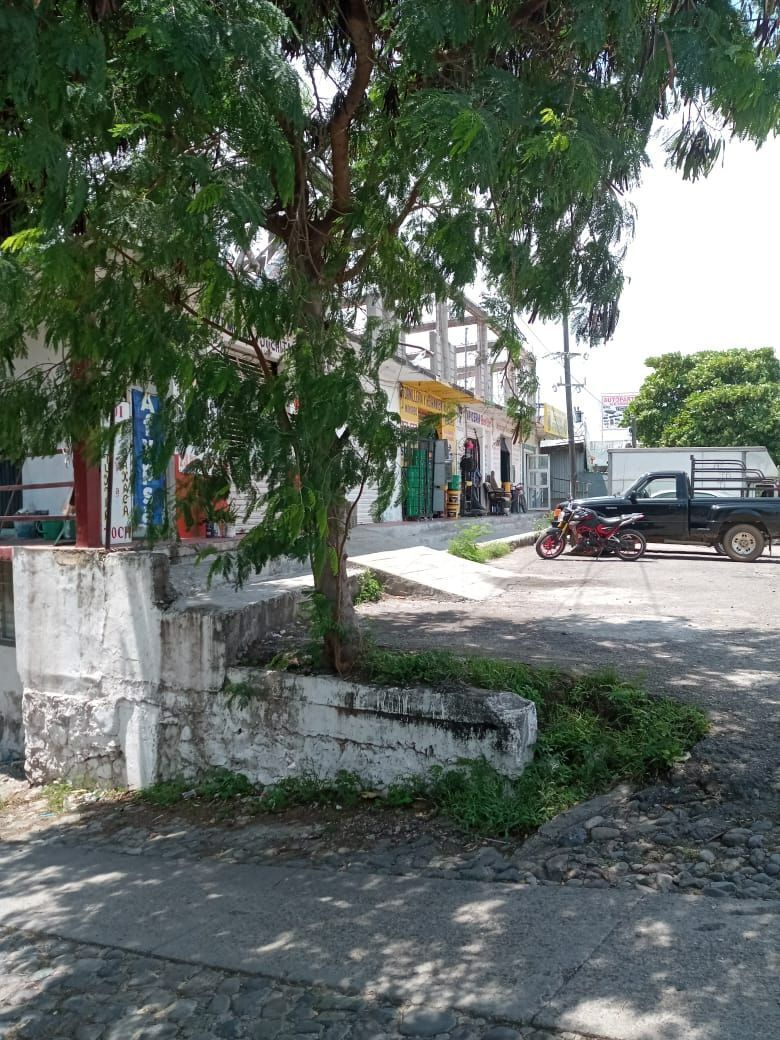 1 of 7: Frente de locales