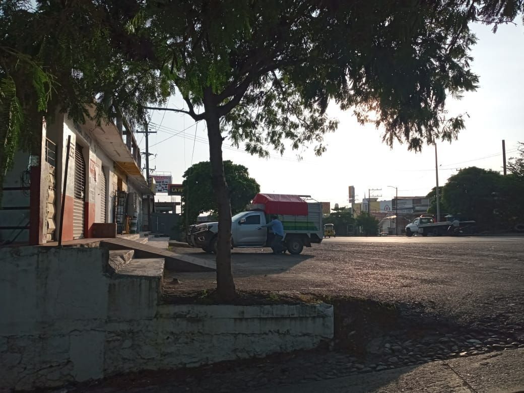 2 of 7: Frente de locales y carretera panamericana