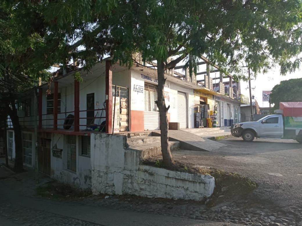4 of 7: Frente de locales y vista de calle Felipe Pescador