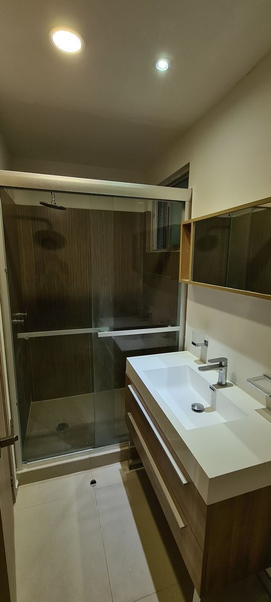 6 de 24: Baño de visitas 