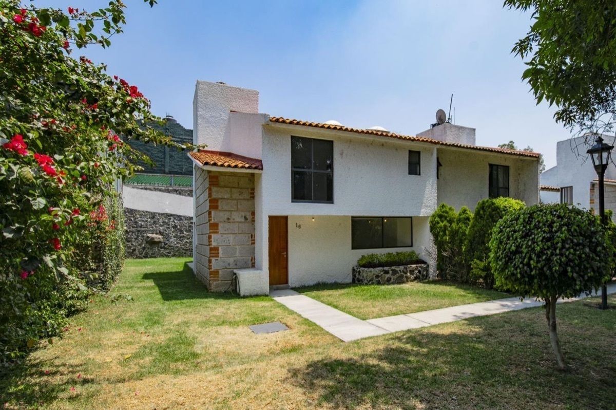 1 of 18: Fachada principal 