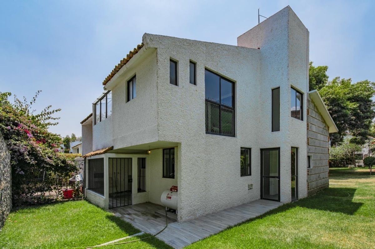 2 of 18: Fachada y jardín 