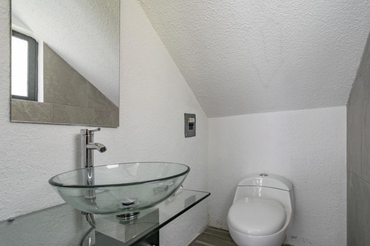 10 of 18: Baño de visitas