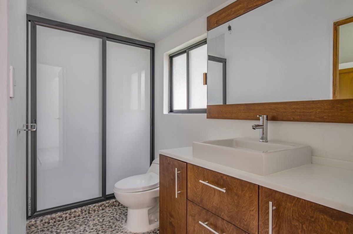 12 of 18: Baño recámara