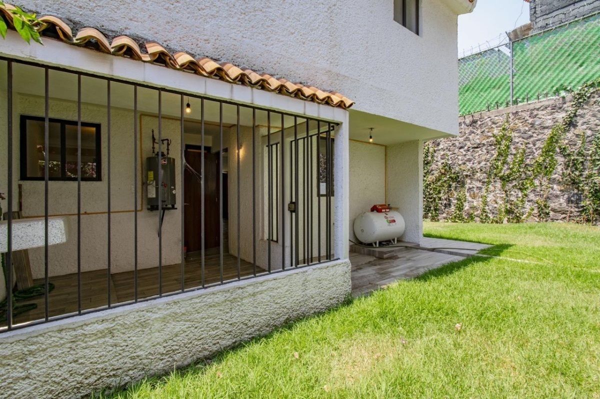 18 of 18: Jardín parte de atrás de la casa