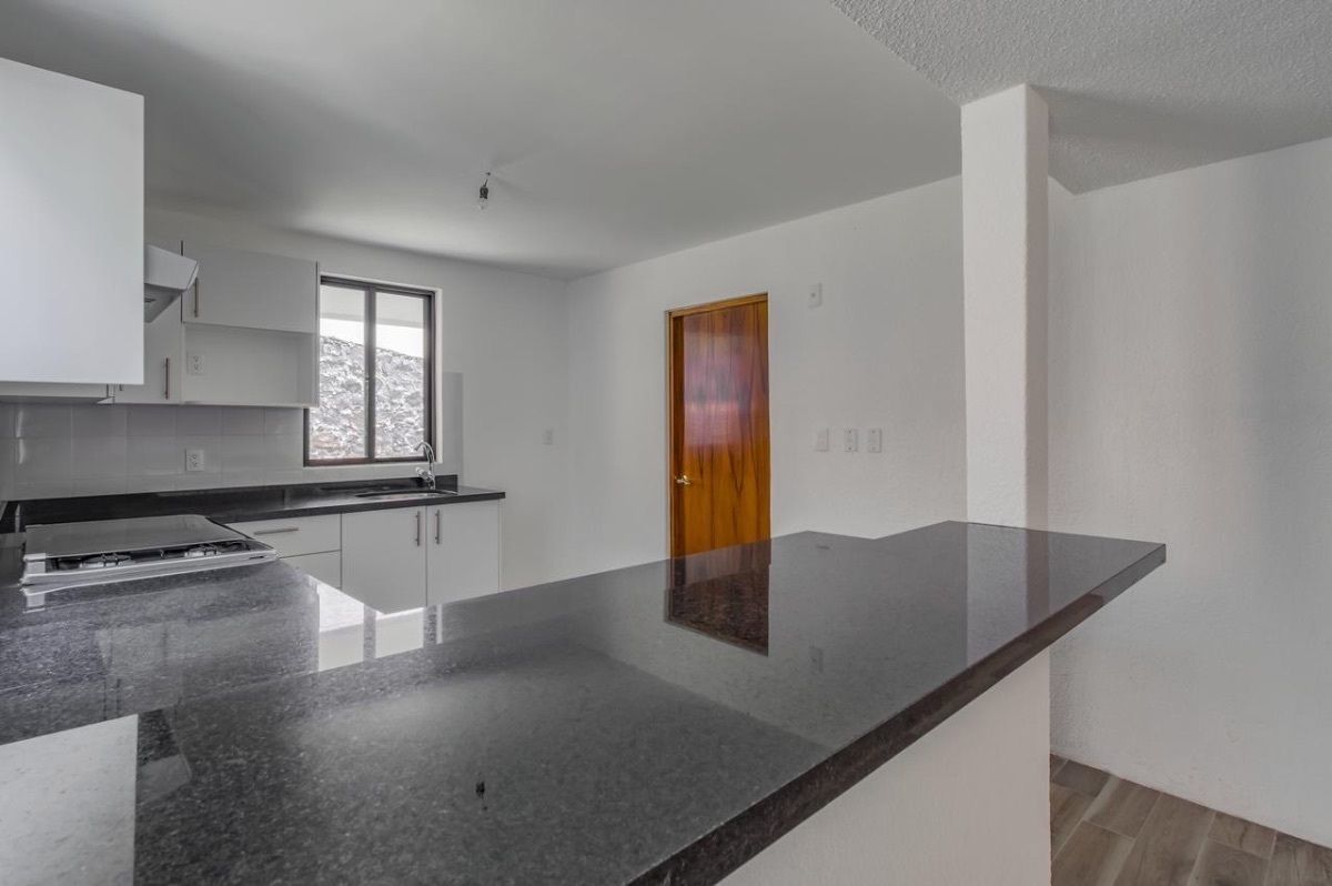 7 of 18: Barra de la cocina hecha en granito