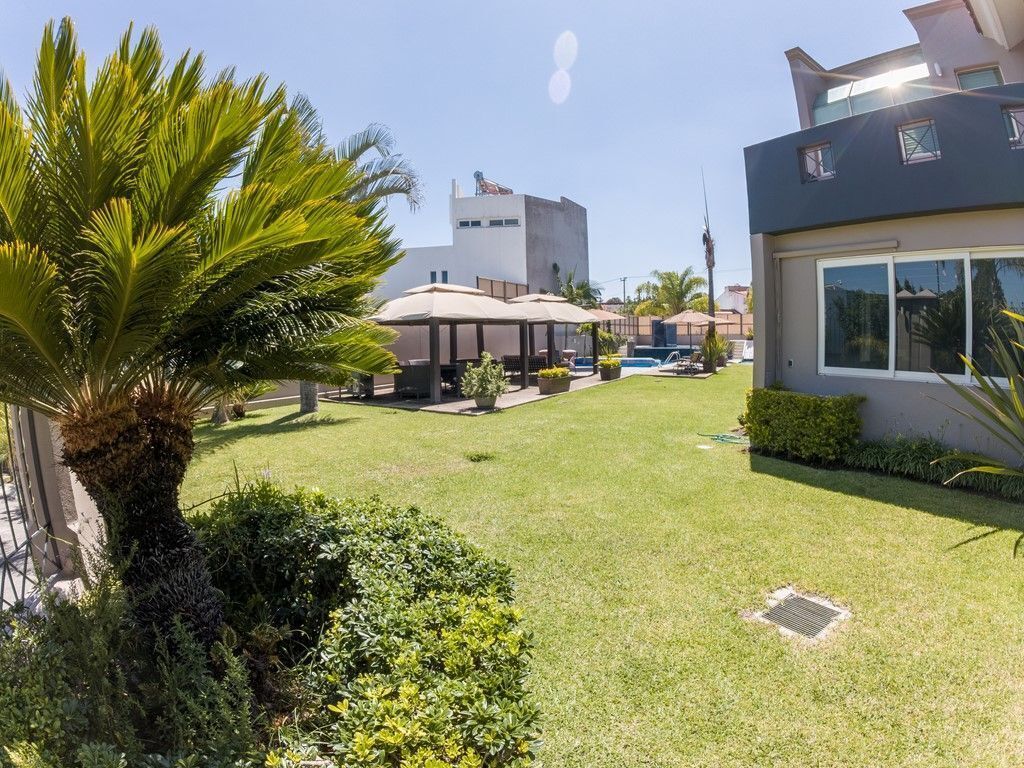Impactante casa en Bugambilias con alberca, chapoteadero, jardines y  terrazas
