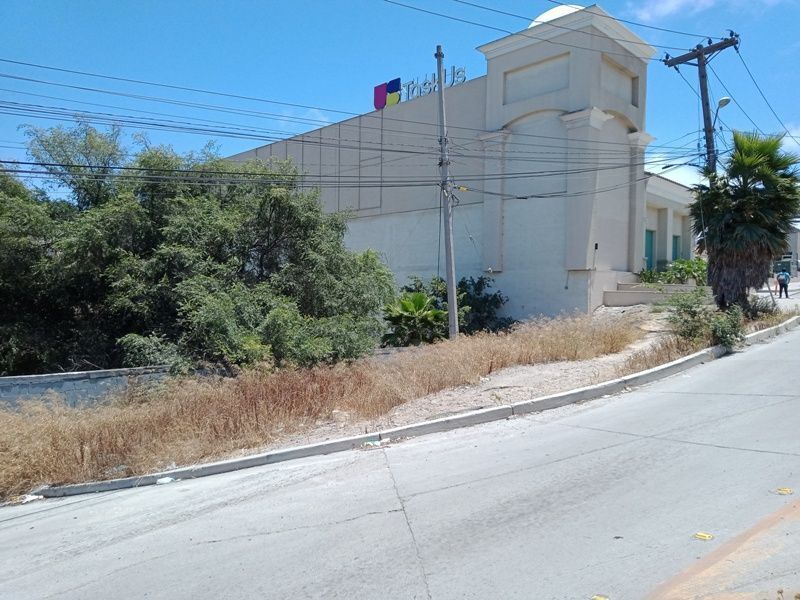 junto a un centro comercial