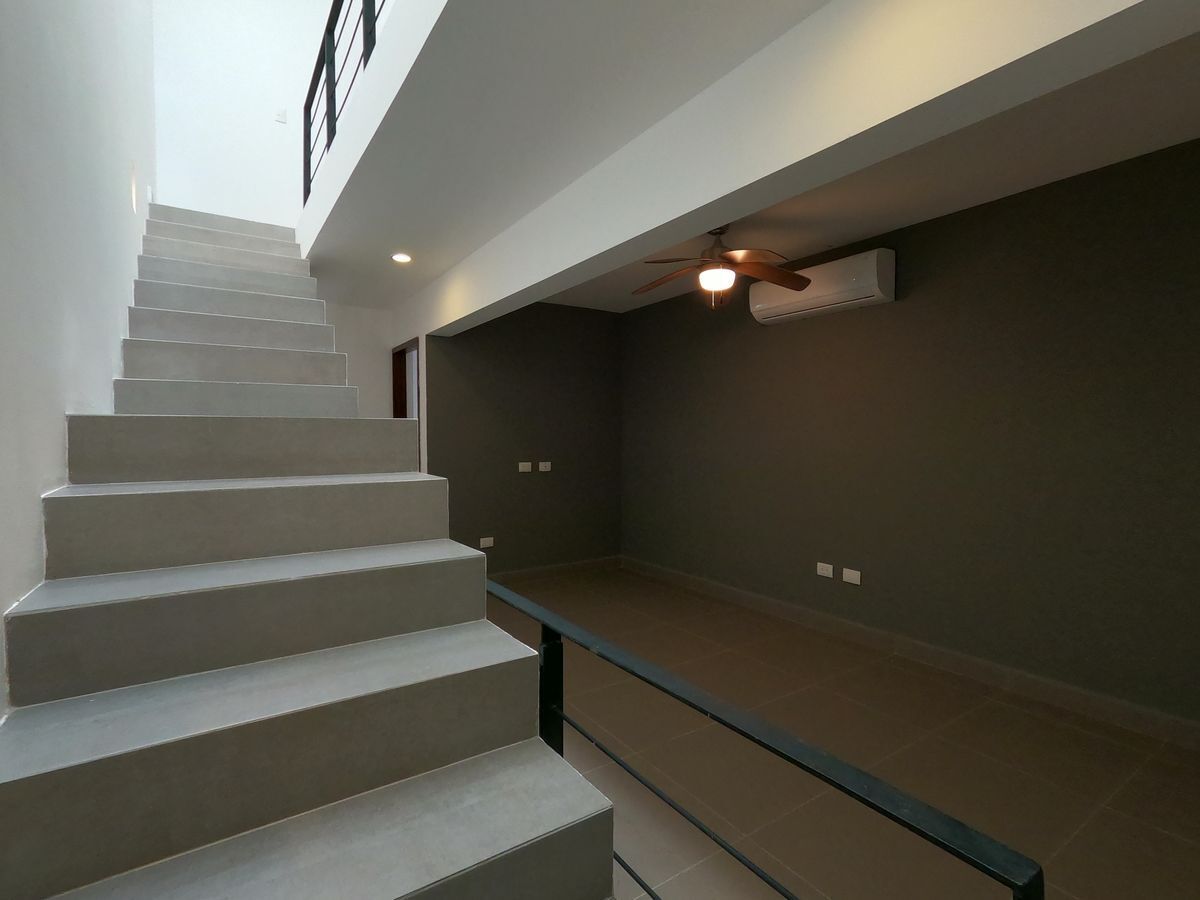 20 de 41: Elegante escalera casa condominio en renta Temozón Norte 