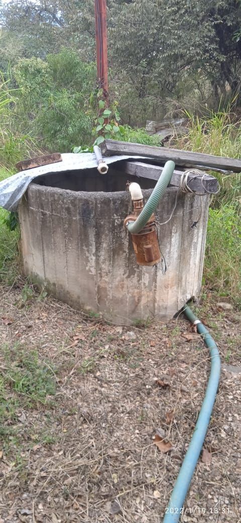 15 of 38: Pozo de agua ,con bomba 