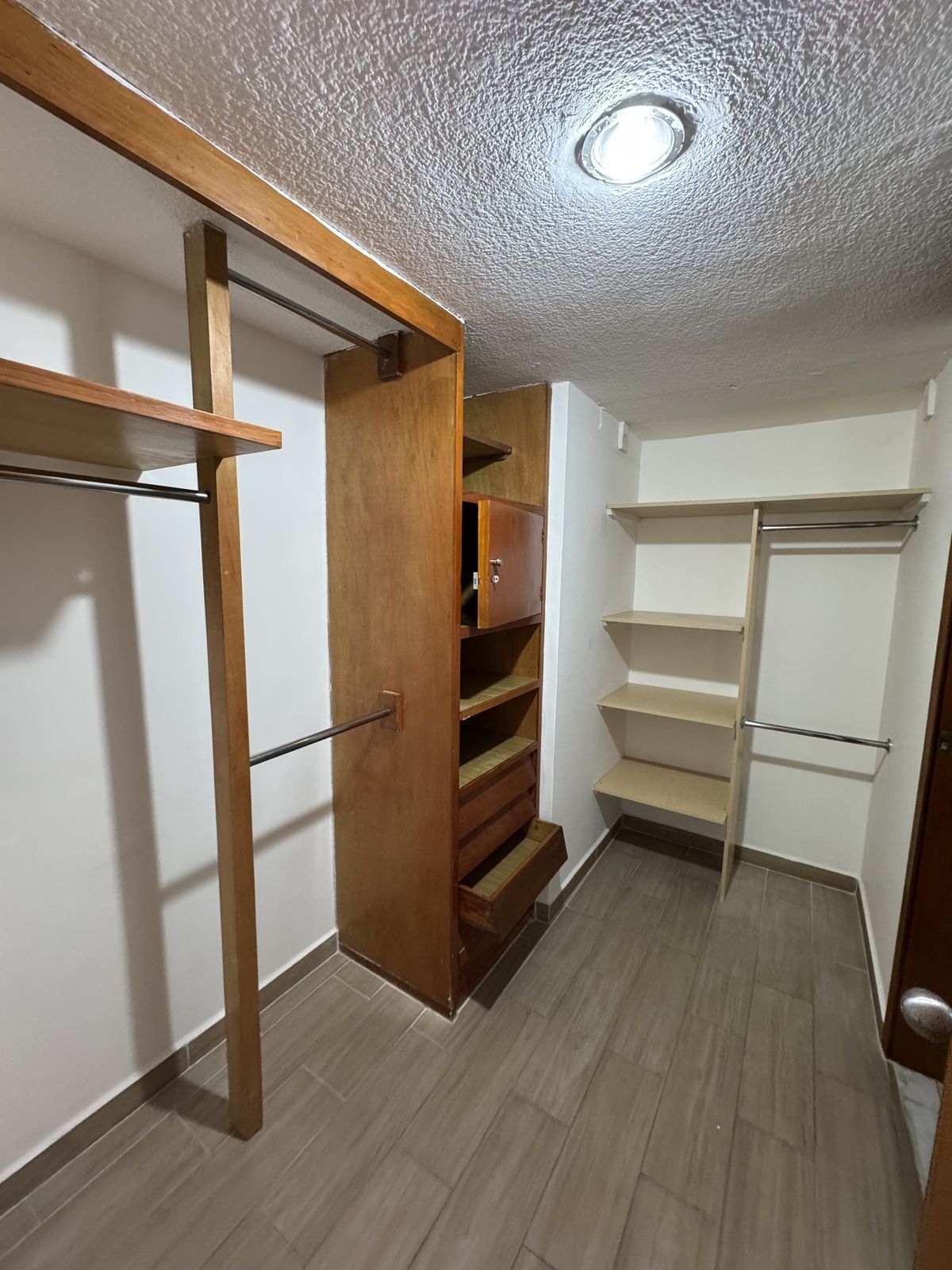 5 de 11: Vestidor