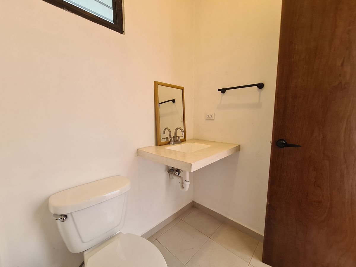 4 of 17: Medio baño con doble acceso