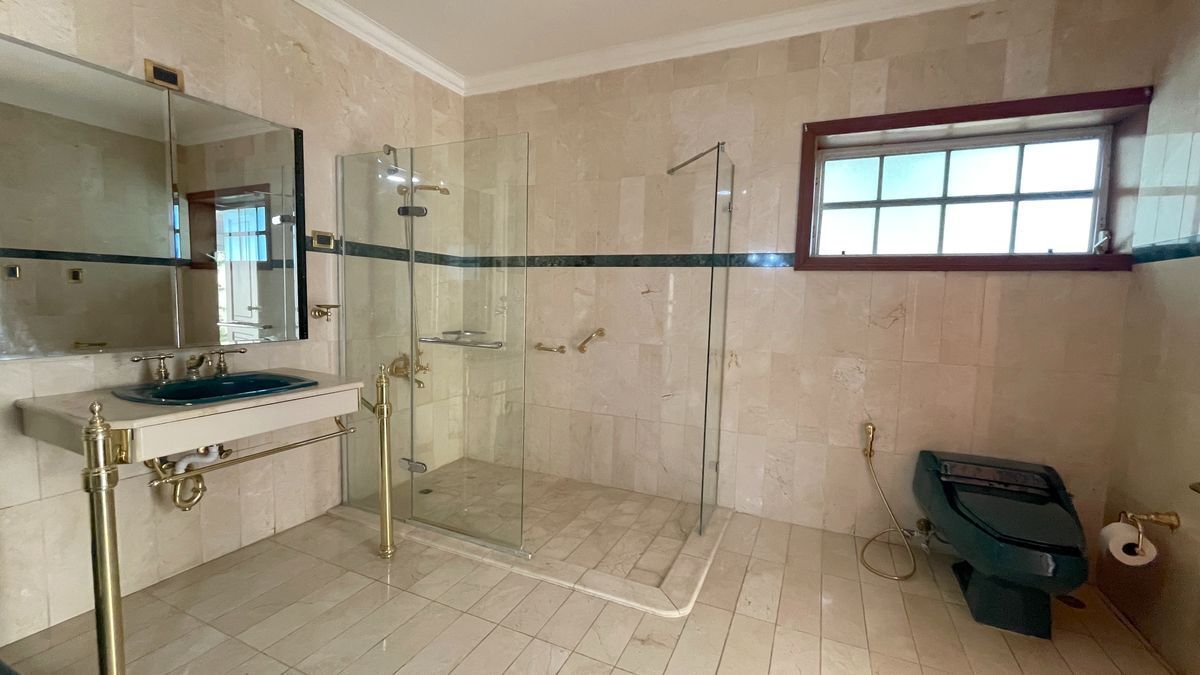 11 de 29: Baño habitación 1 . Area de ducha, lavamos e inodoro