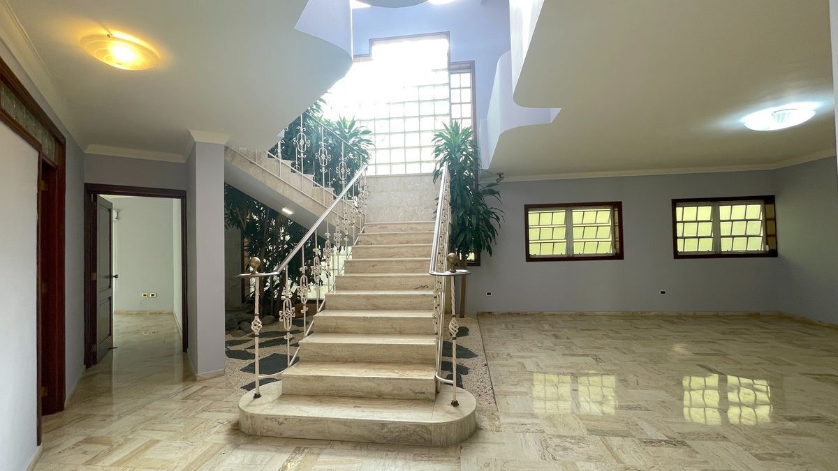 6 de 29: escalera acceso al 2do nivel