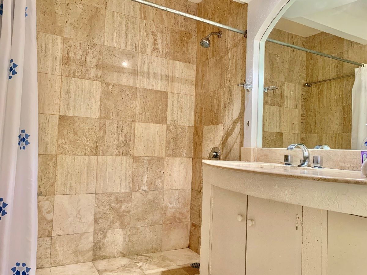 13 de 17: Baño de la recámara principal 