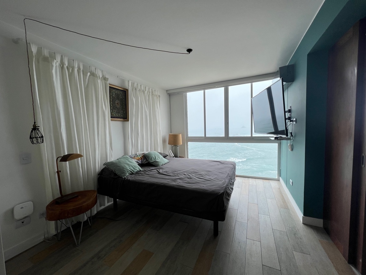7 de 27: Dormitorio principal con vista al mar