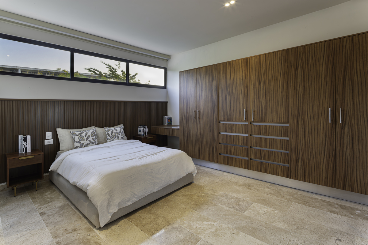 4 of 18: Habitación