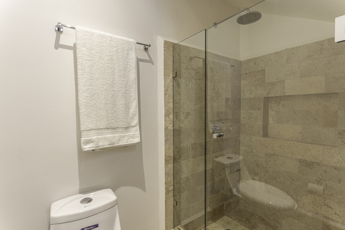 5 of 18: Baño Habitación