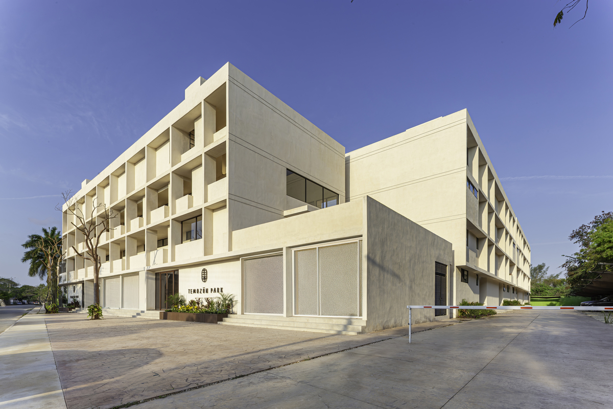 11 of 18: Fachada Principal