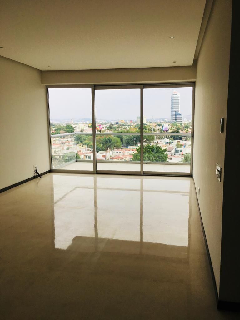 2 of 31: amplio departamento con balcón