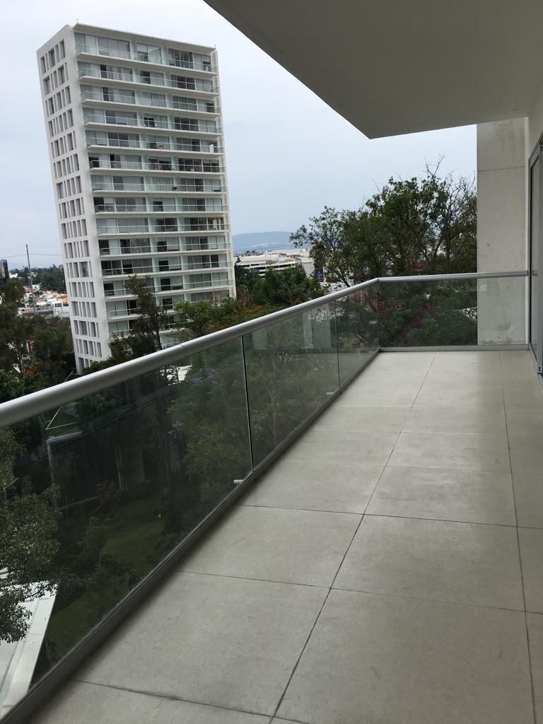 5 of 31: balcón con vista hacia avenida Vallarta