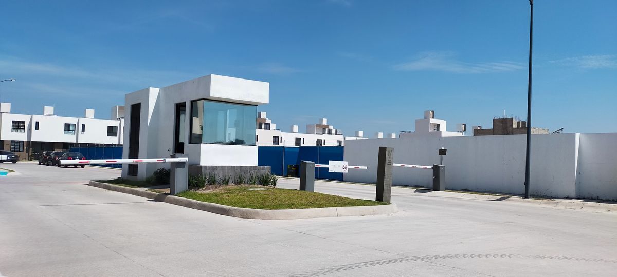 3 de 27: Caseta de acceso controlado las 24 hrs