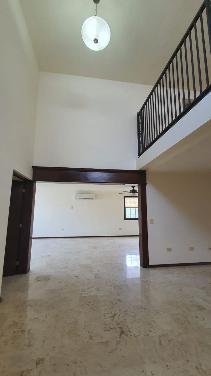 9 de 50: Amplio recibidor con doble altura