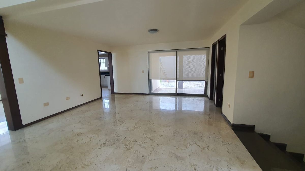 11 de 50: Amplio recibidor con doble altura