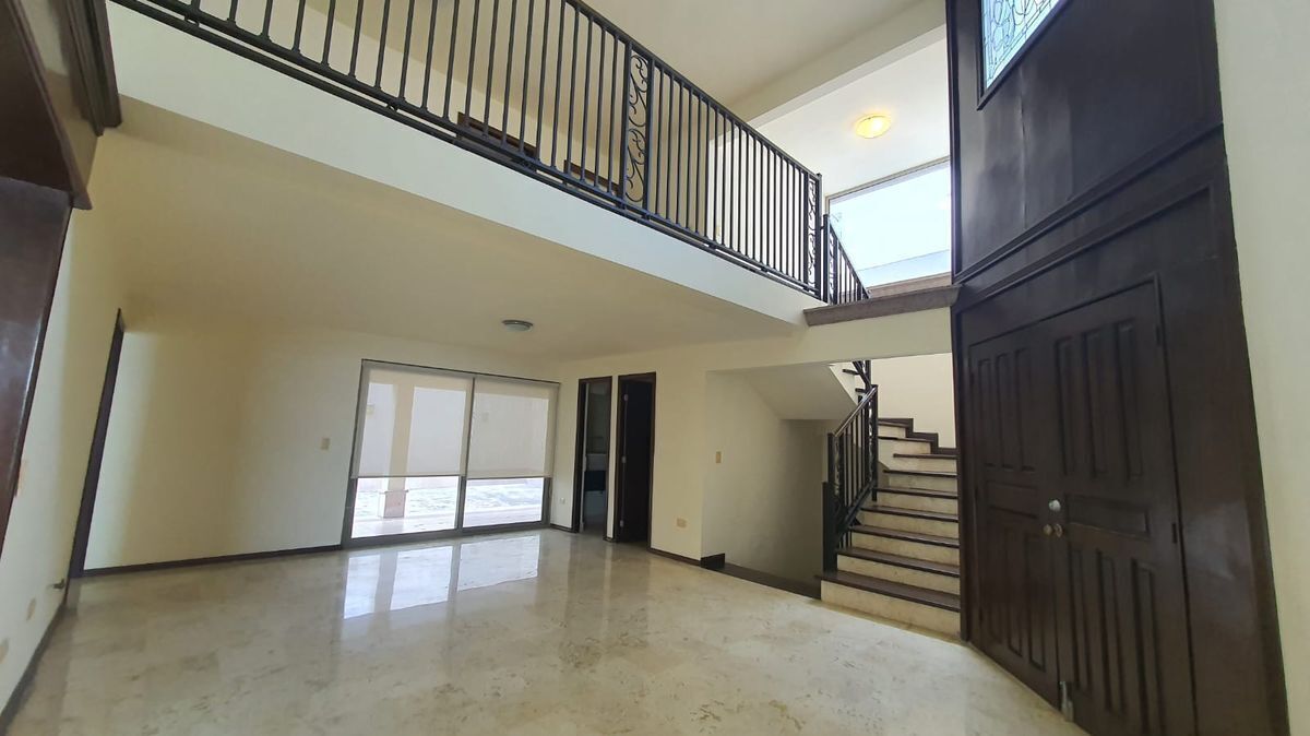 10 de 50: Amplio recibidor con doble altura