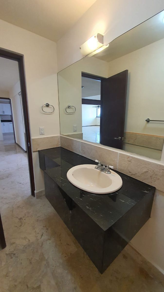 18 de 50: BAÑO DE VISITAS